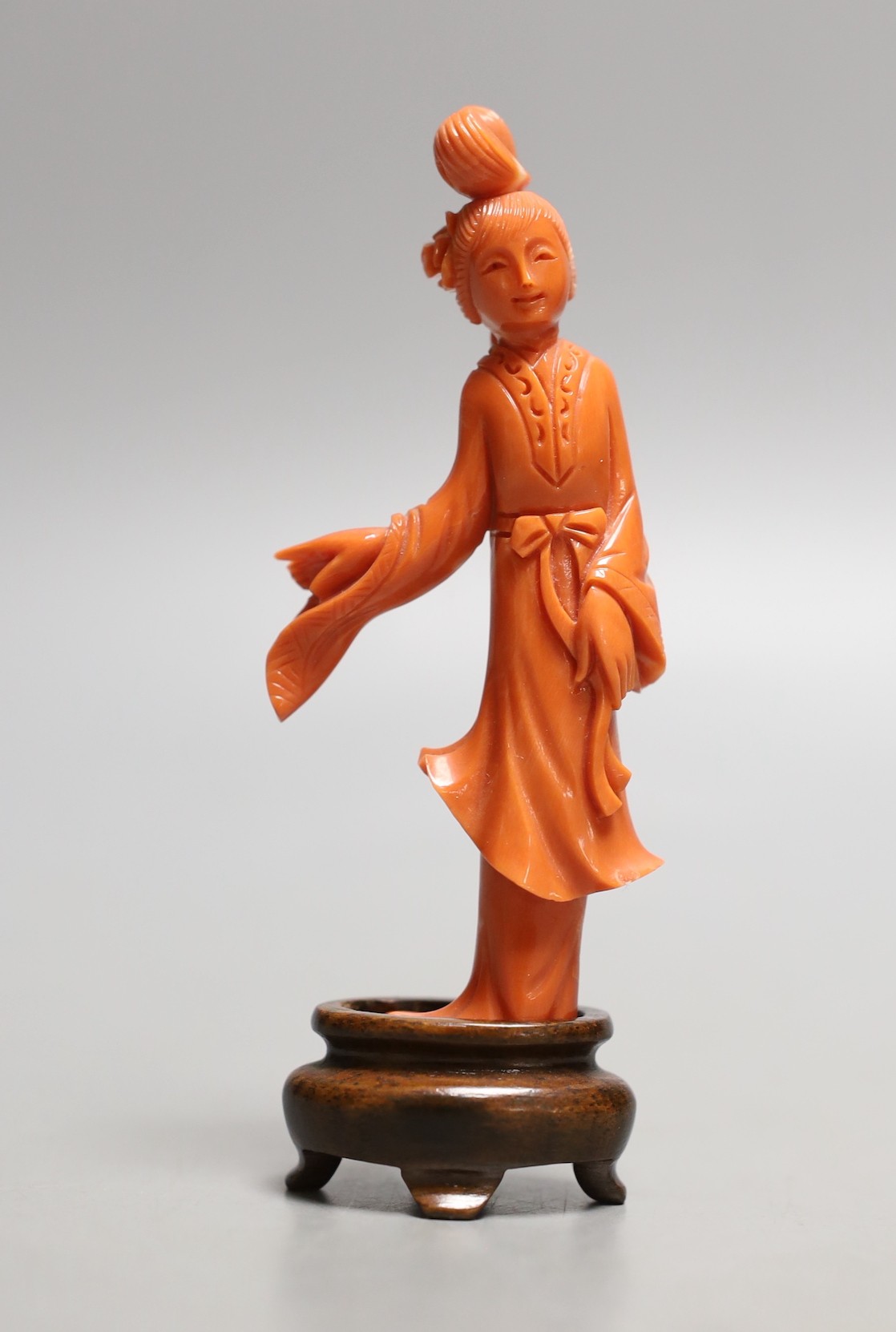 A Chinese carved coral figure of a geisha on wooden base, 11cm